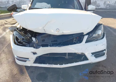 2012 Mercedes-Benz C 250 Sport z USA, uszkodzony, nr VIN WDDGF4HB5CR220797